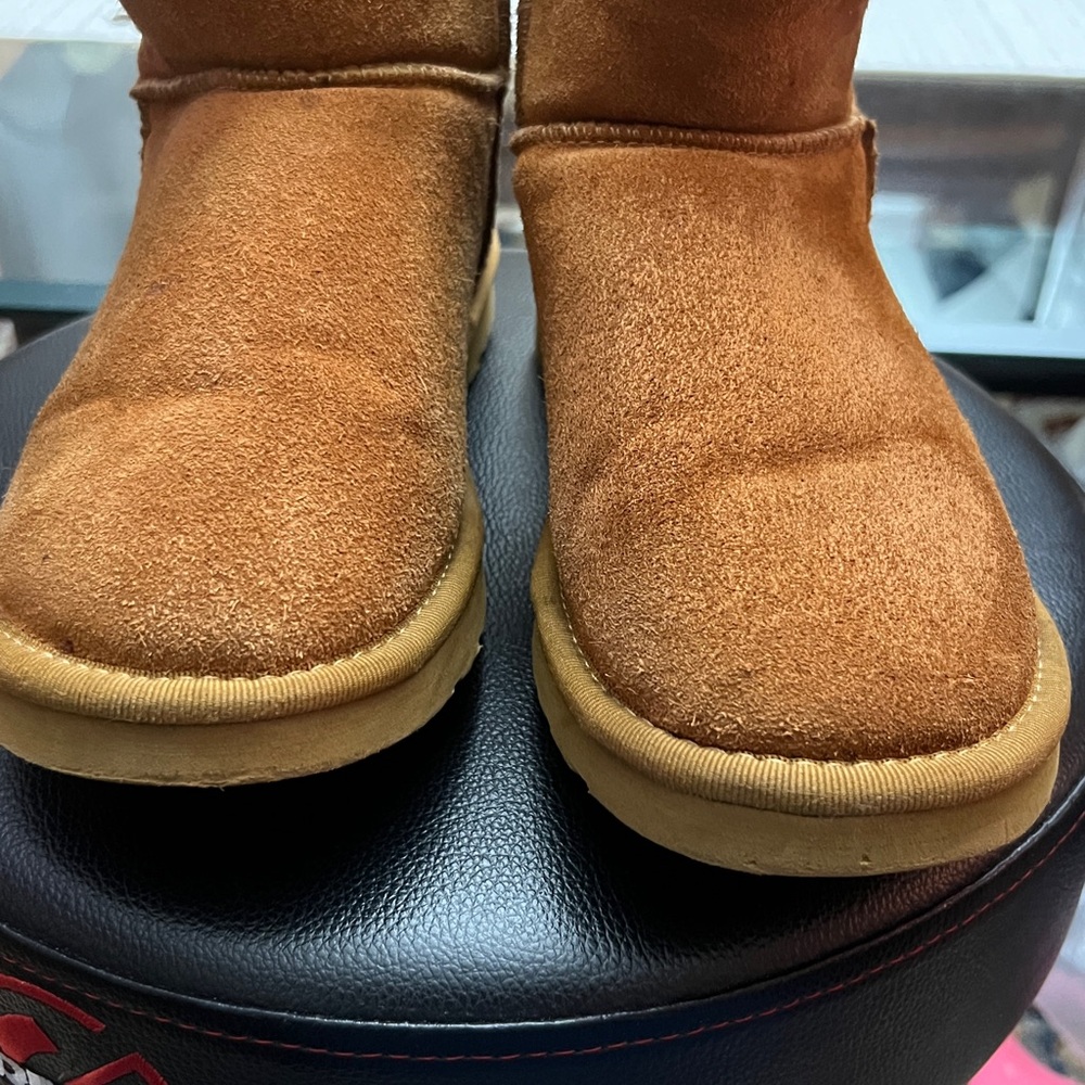UGG Bailey Button II Tan Boots, chestnut, size 8, slightly used. - Picture 5 of 12